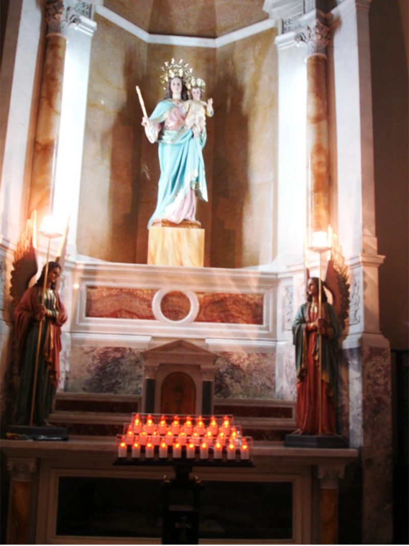 Lamparario de hierro forjado en la capilla de María Auxiliadora