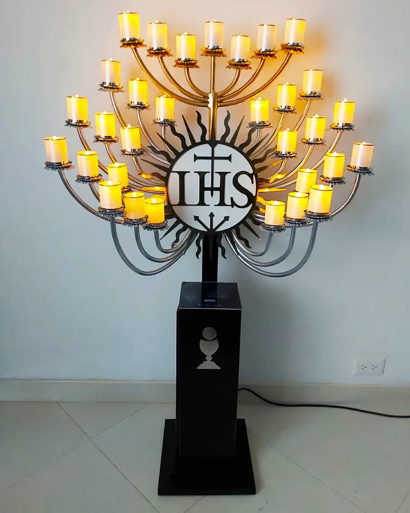 Lamparario personalizado tipo custodia de 31 velas con emblema IHS